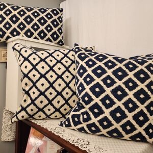Decorative upholstery fabric
Diamond Print Pillow Covers (2 pieces + 1 pillow
